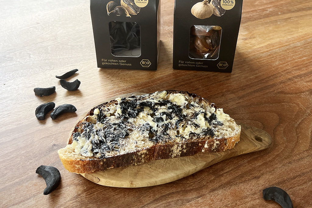 Bio-Canapés mit schwarzer Knoblauchbutter