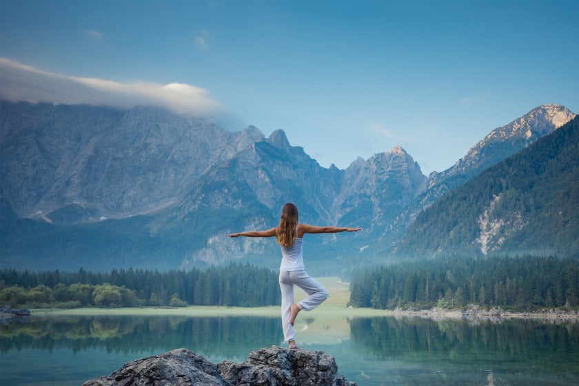 Yoga Position Baum vor alpenlandschaft - mit Zitat auf Bild Wahre Schönheit beginnt im Inneren – mit Gesundheit und Harmonie