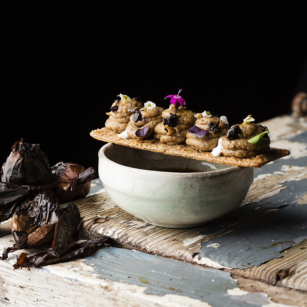 Kreative Pasteten-Rezeptur aus frischen Pilzen, Aloe Vera und vita7 schwarzem Knoblauch, ein Gaumenschmaus.